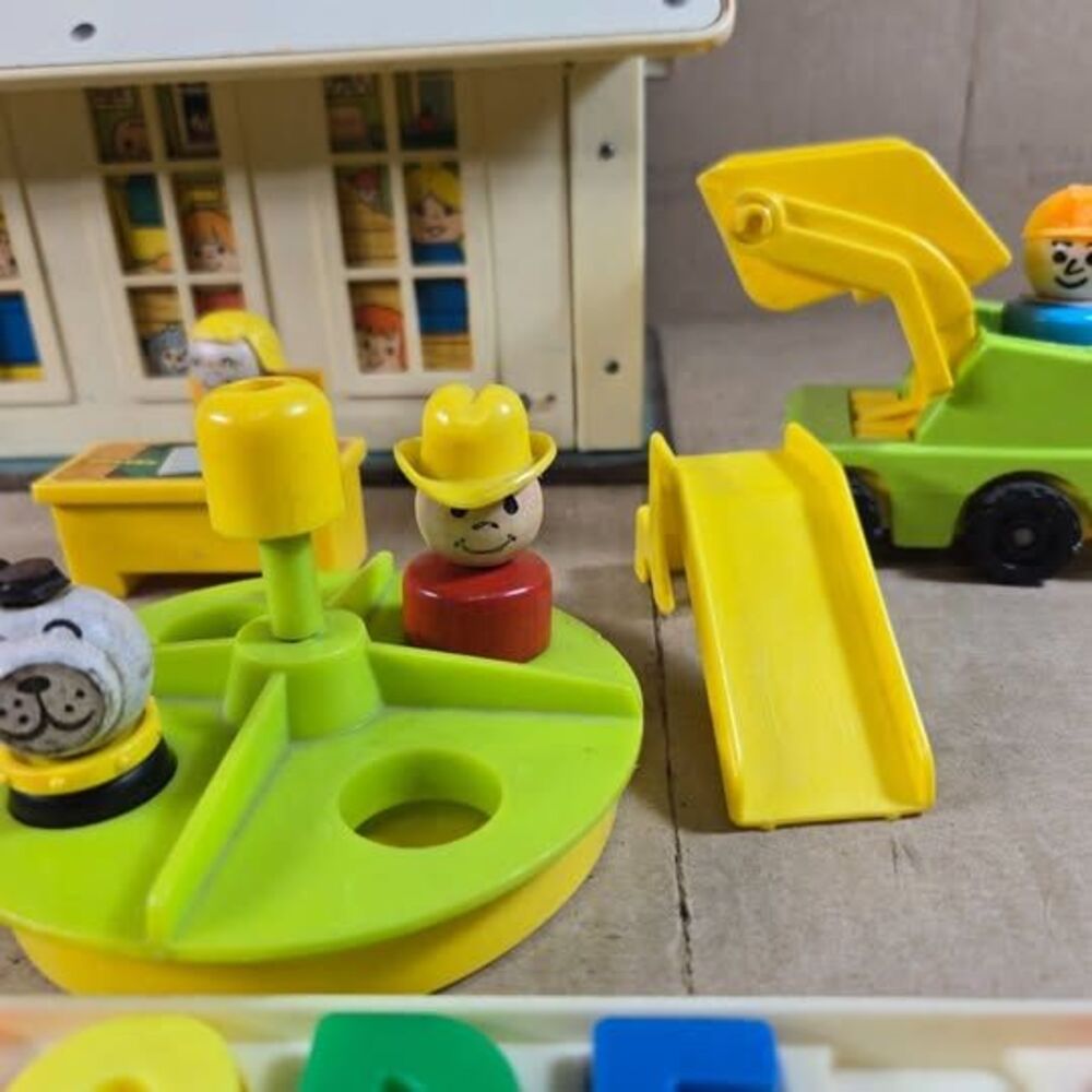 Vintage Fisher Price Little People Family School House, Students & Accessories - Picture 2 of 14